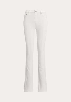 Blugi evazați albi, fabricați dintr-un amestec de bumbac. Prezintă talie înaltă, buzunare frontale și închidere cu nasturi. Textură netedă, fără modele.