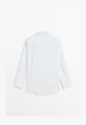 Vit långärmad skjorta med klassisk krage, knäppta ärmmuddar och en slät textur. Baksidan har en enkel design utan synliga mönster.
