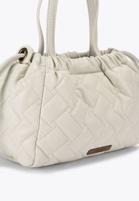 Borsa in pelle beige chiaro con design trapuntato, parte superiore arricciata e doppi manici. Presenta un piccolo etichetta metallica sul lato.