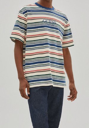 Gestreiftes T-Shirt in Creme, Navy, Grün und Rot. Verfügt über einen Rundhalsausschnitt und ein "GUESS"-Logo auf der Brust. Hergestellt aus weichem Baumwollstoff.