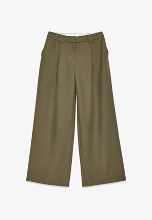 Platlejas bikses olīvzaļā audumā ar teksturētu apdari, ar priekšējām krokām un augsto jostas dizainu. Redzamu metālu nav.