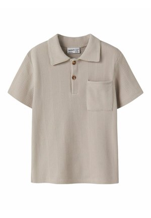Polo beige à manches courtes en tricot avec texture côtelée verticale, deux boutons marron, un col et une poche poitrine sur le côté gauche.