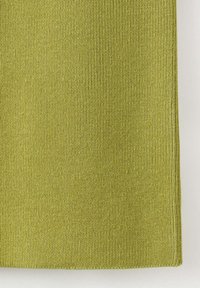 Gros plan d'un tissu tricoté côtelé vert olive texturé avec des lignes verticales et un motif de tissage régulier.