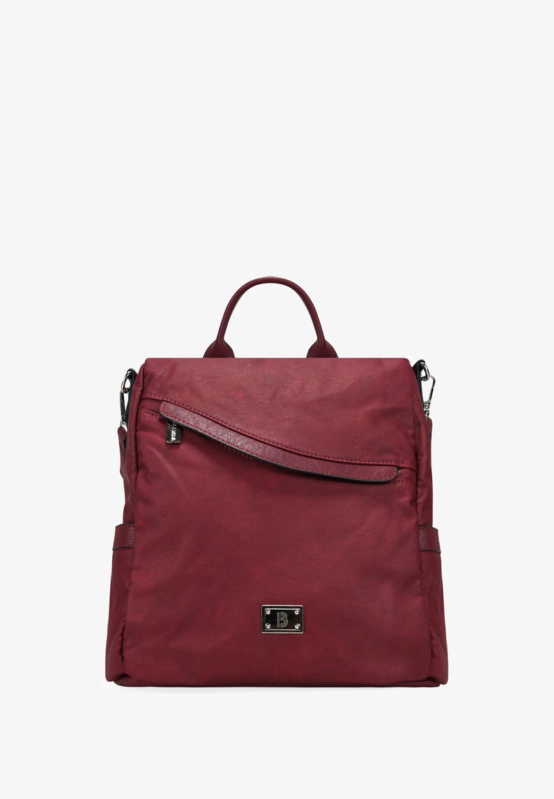 Mochila burdeos hecha de cuero texturizado, con un bolsillo frontal con cremallera, asa superior y correas de hombro ajustables. Detalle del logo en metal.