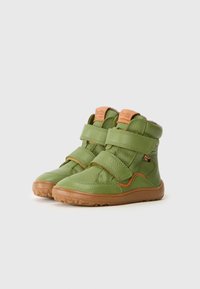 Zapatillas altas de cuero verde con doble tira de Velcro, acentos marrones, acabado texturizado y suela de goma con un diseño de relieve.