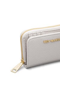 Grijze leren portemonnee met een gestructureerd oppervlak, gouden ritssluiting en gouden opdruk "HEY MARLY" aan de voorkant. Voorzien van een ritssluiting trekker.