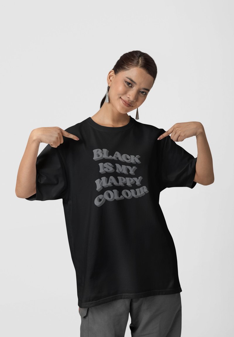Camiseta negra de gran tamaño con texto estilizado "EL NEGRO ES MI COLOR FELIZ" en gris. Confeccionada en una tela suave y de mangas cortas.