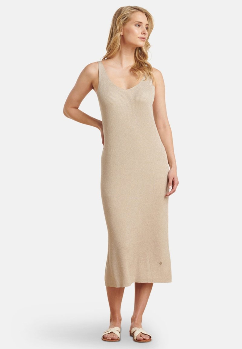 Strick-Midikleid in hellbeige, mit V-Ausschnitt, Spaghetti-Trägern und einer taillierten Silhouette, die am Saum leicht ausgestellt ist.