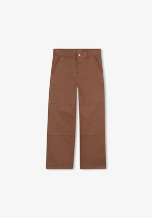 Pantaloni larghi marroni in cotone, con tasche frontali, chiusura con bottone e dettagli di cucitura piatta lungo le gambe.