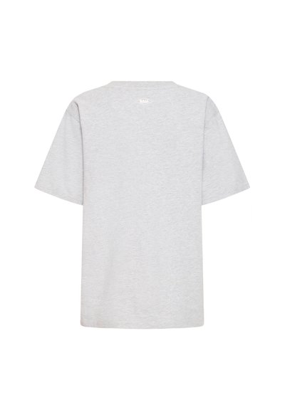 Pelēks īsām piedurknēm T-kreklis, kas izgatavots no mīkstas auduma. Tam ir apaļa kakla izgriezums un vienkārša, nelīdzena aizmugure ar mazu logotipu kakla izgriezumā.