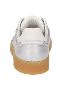 Baskets argentées avec une finition métallique lisse, un col rembourré blanc et une semelle en caoutchouc gomme. Forme arrondie avec des détails de couture.