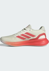 Jasnoszare buty biegowe z różowymi akcentami, siateczkowa cholewka, trzy równoległe paski, amortyzowana podeszwa oraz teksturowany obcas dla lepszej przyczepności.