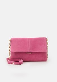Borsa a tracolla in suede rosa con chiusura a pattina, accentata da una catena dorata e tracolla rimovibile. Texture liscia con dettagli di cucitura minimi.