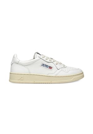 Sneaker in pelle bianca low-top con suola beige, lacci bianchi, punta perforata e logo Autry con bandiera americana sulla tomaia laterale.