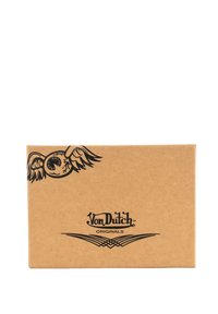Scatola di cartone marrone con design stampato in nero, comprensivo di ali e un occhio, con il logo "Von Dutch" e il testo "ORIGINALS".