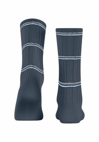 Calze grigie scure al ginocchio con texture a coste e strisce di accento blu chiaro e argento nella parte superiore.