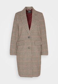 Manteau long à carreaux marron et beige avec deux poches avant, revers crantés, fermeture à bouton unique et doublure intérieure bordeaux.