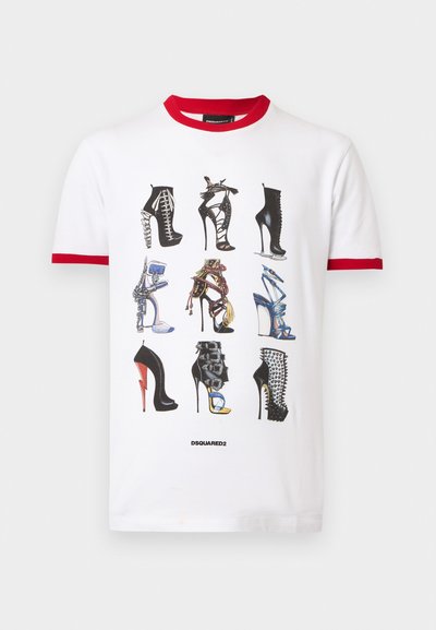 Άσπρο μπλουζάκι με κόκκινο γιακά και άκρες μανικιών, που διαθέτει εννέα εκτυπωμένα σχέδια γυναικείων παπουτσιών με ψηλό τακούνι, τοποθετημένα σε διάταξη 3x3.