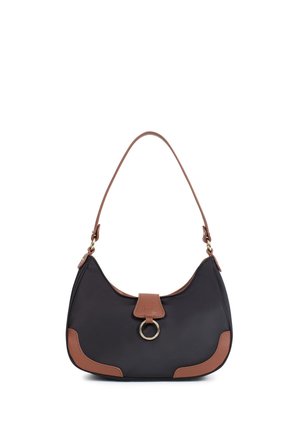 Sac à main noir avec garniture en cuir marron et bandoulière, avec un détail en forme d'anneau doré sur la fermeture du rabat avant.