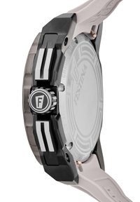 Festina pulksteņa melna un sudraba metāla korpuss, izteikta krona ar "F" logotipu un gaiši pelēka silikona siksna.