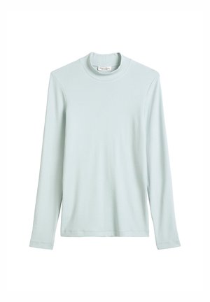Pull-over à manches longues, col rond, de couleur bleu clair, avec une texture douce et lisse, et une petite étiquette de marque à l'intérieur du col.