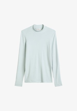 Lichtblauwe sweater met lange mouwen en ronde hals, met een zachte, gladde textuur en een klein merkembleem binnenin de kraag.