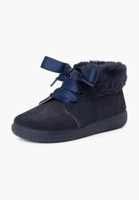 Botas de tobillo de ante azul marino con un puño de piel sintética y un gran lazo de satén. Suela de goma. Textura suave con detalles de costura.