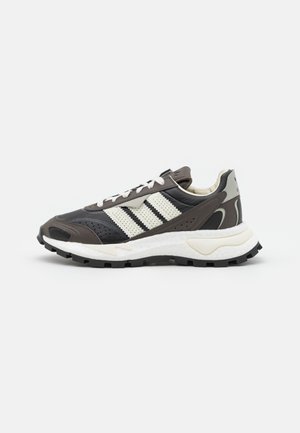 Lavtop sort og grå sneaker med hvide striber, hvide snørebånd, polstret sål og sort mønstret ydersål set fra venstre side.