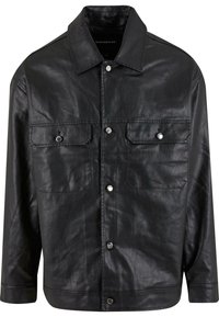 Czarna skórzana kurtka z zapięciem na guziki, dwoma kieszeniami na piersi z klapami i klasycznym kołnierzem. Gładka faktura z delikatnym połyskiem.
