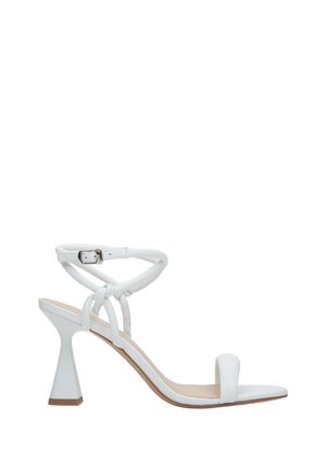 - Sandały na obcasie