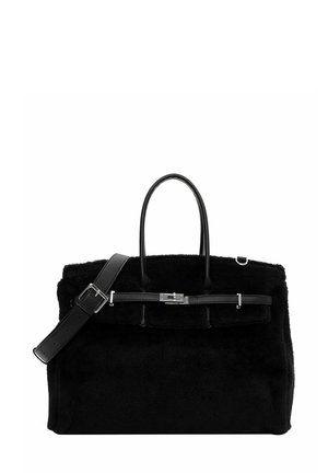 Sac à main noir en fourrure avec des accents en cuir, présentant une poignée plate, une bandoulière amovible et un détail de fermeture à clasp à l'avant.