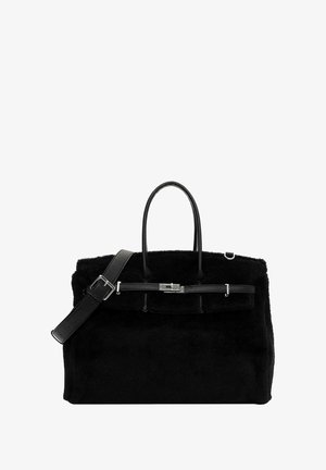 Schwarze Handtasche aus Fell mit Lederakzenten, ausgestattet mit einem flachen Griff, einem abnehmbaren Tragegurt und einem Verschlussdetail auf der Vorderseite.