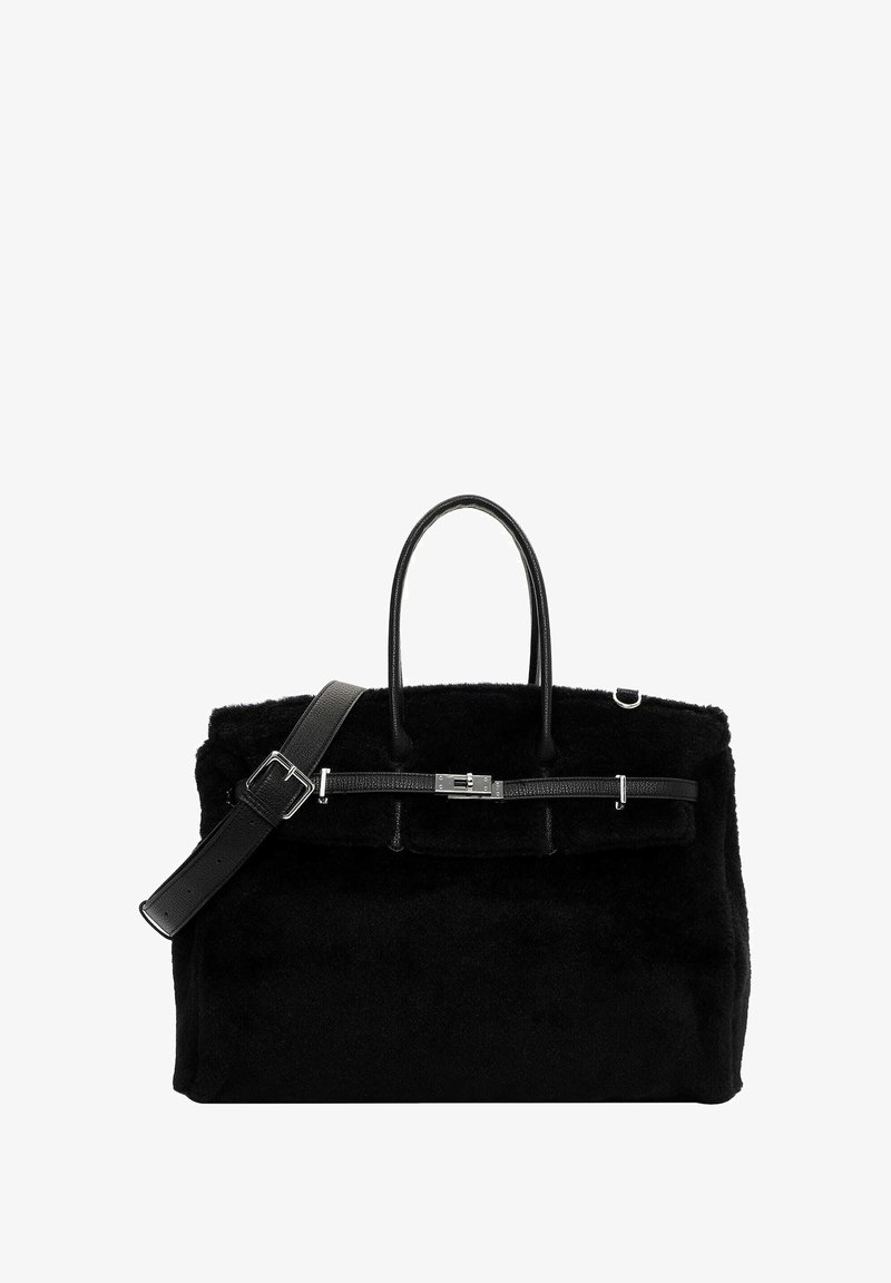 Sort håndtaske lavet af pels med læderdetaljer, der har et fladt håndtag, aftagelig rem og et spænde lukke detaljer foran.
