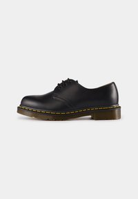 Oxfords negri din piele, cu vârf rotund, trei gauri pentru sireturi, cusături galbene și o talpă texturată maro. Finisaj neted și design durabil.