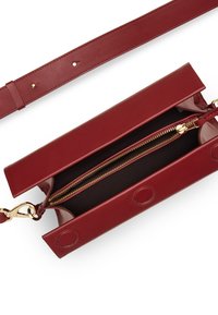 Röd läderhandväska i rektangulär form, jämn textur, guldfärgad hårdvara och dragkedjestängning, med en svart interiör.
