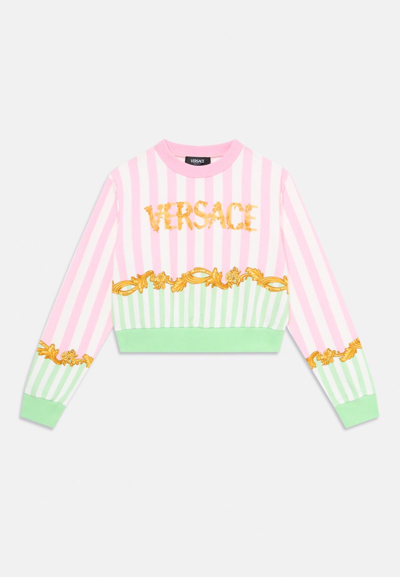Prúžkovaný skrátený sveter v ružovej a zelenej farbe s kultovým zlatým logom "Versace" a dekoratívnym kvetinovým vzorom pozdĺž lemov a rukávov. Mäkka textúra látky.