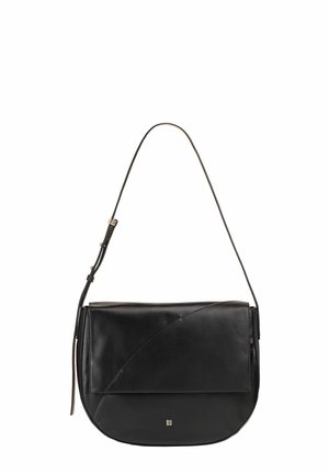 Borsa a spalla in pelle nera con chiusura a pattina curva, tracolla regolabile e dettaglio del logo dorato sulla parte anteriore. Texture liscia e forma affusolata.