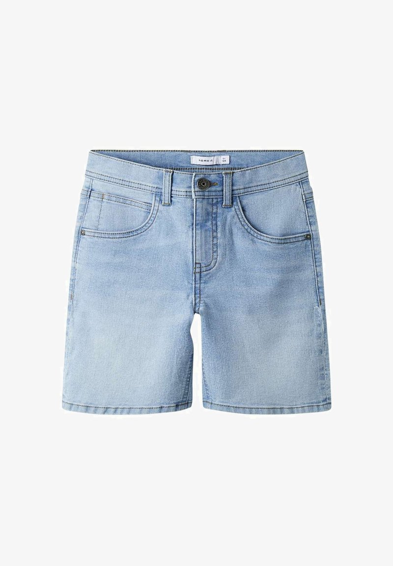 Short en denim bleu clair avec bouton sur le devant, fermeture éclair, passants de ceinture et deux poches avant sur fond blanc.