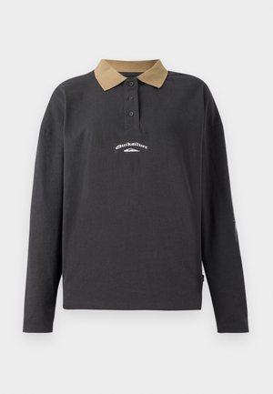 Črna polo majica z dolgimi rokavi in tan ovratnikom, z gumbnim zapiranjem in belim logotipom Quiksilver v središču prsnega dela.