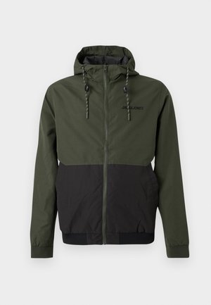 Veste à capuche zippée pour homme en vert olive et noir avec cordons de serrage ajustables et logo Jack & Jones sur la poitrine.