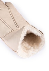 Beige Lederhandschuh mit einer weichen, cremefarbenen Futter aus Fell. Verfügt über drei Nähte auf der Außenseite und eine glatte, leicht strukturierte Oberfläche.