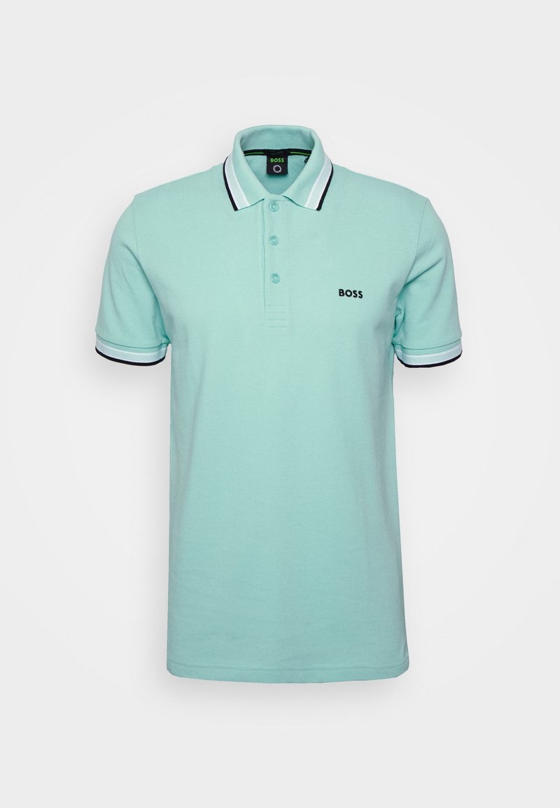 Polo à manches courtes turquoise clair avec col et bords de manches rayés noirs et blancs, trois boutons, et logo "BOSS" sur la poitrine.