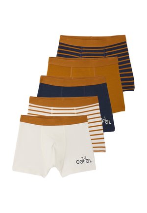 Fünf Paar Jungenboxershorts in Weiß, Marineblau und Senffarben, einige mit Streifen und Aufdruck "cool" mit Fahrrad auf dem weißen Paar.