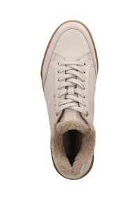 Weiße Ledersneaker mit runder Zehenpartie, ausgestattet mit cremefarbenem Kunstfellfutter, beiger Gummisohle und beigen Schnürsenkeln. Einfaches, klares Design.