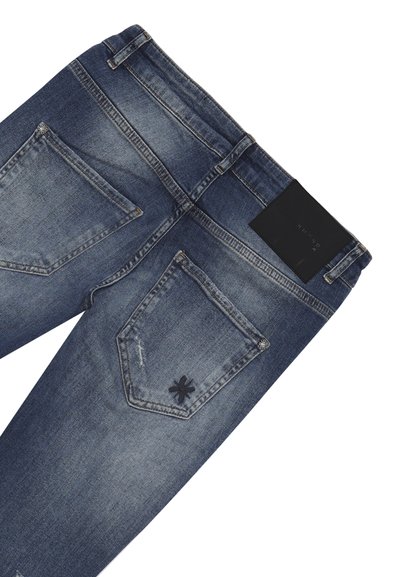 Jeans in denim blu con una finitura leggermente sbiadita, dotati di due tasche posteriori, una decorata con un ricamo a forma di stella nera, e un'etichetta nera in vita.