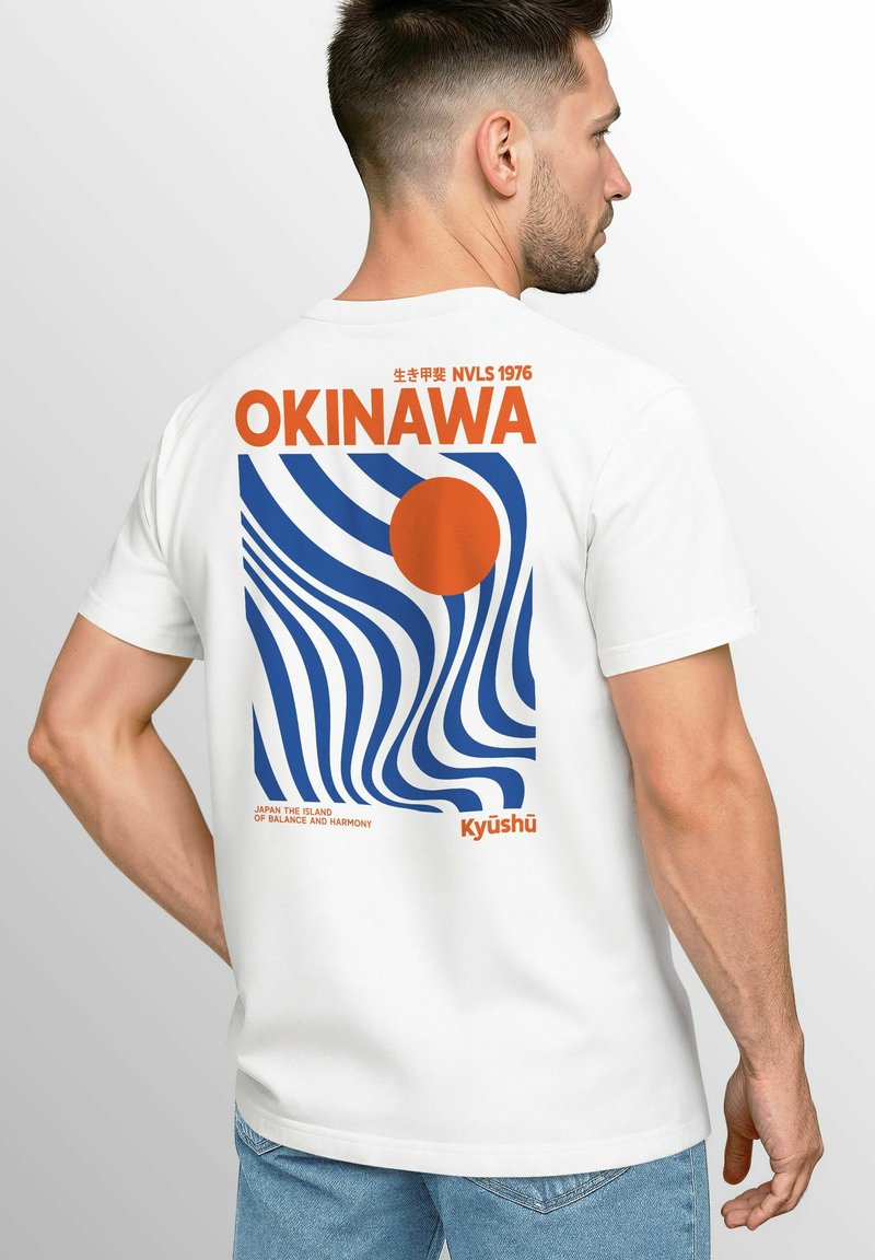 Weißes Baumwoll-T-Shirt mit einem bunten Grafikdesign auf dem Rücken – blaue Wellen, orangefarbene Sonne und Text, der "OKINAWA" und "Kyūshū" sagt.