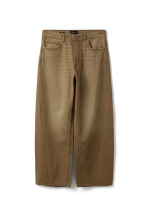 Braune Jeans mit weitem Bein, vorderen und Münztaschen, Gürtelschlaufen und Knopfverschluss auf weißem Hintergrund.
