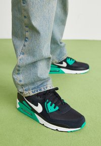 Seleccionado, black/white/stadium green