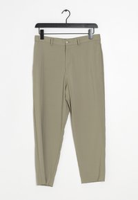 Pantaloni slim-fit verde oliva realizzati in tessuto leggero, dotati di chiusura con bottone e vita plissettata, con una texture liscia e opaca.