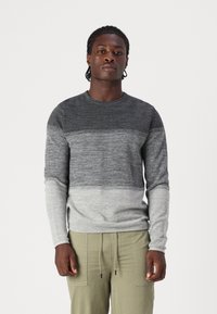 Pulover gri cu mâneci lungi, având un design gradient de la gri închis la gri deschis, cu un guler rotund și un model de tricotaj texturat.